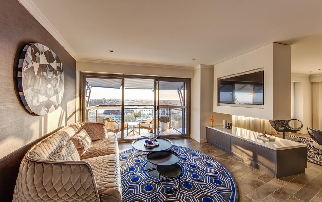 فندق ذا ستار جراند آند ريزيدنسيز سيدني المظهر الخارجي الصورة The living room of a two-bedroom apartment at The Ivy Collection